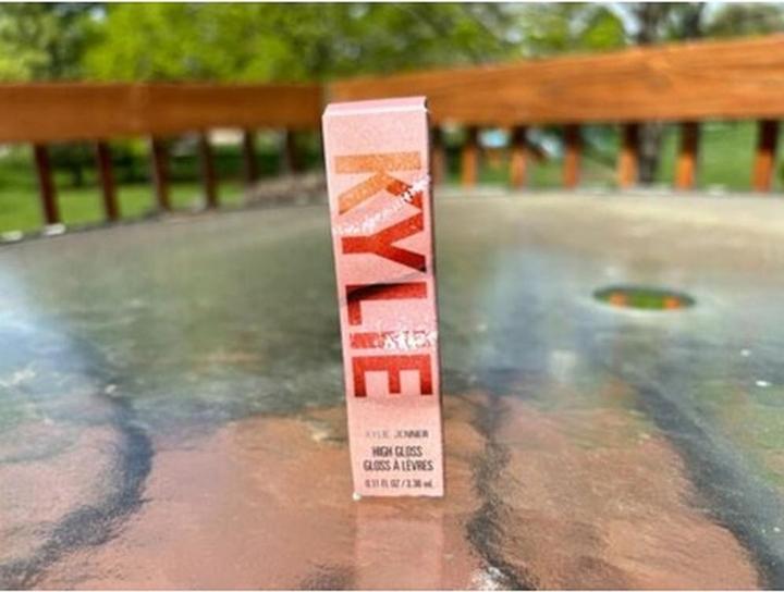 Produktbild Kylie Jenner Kylie By High Gloss #324 Damn Gina 3.3ml 0.11oz (324 Damn Gina)