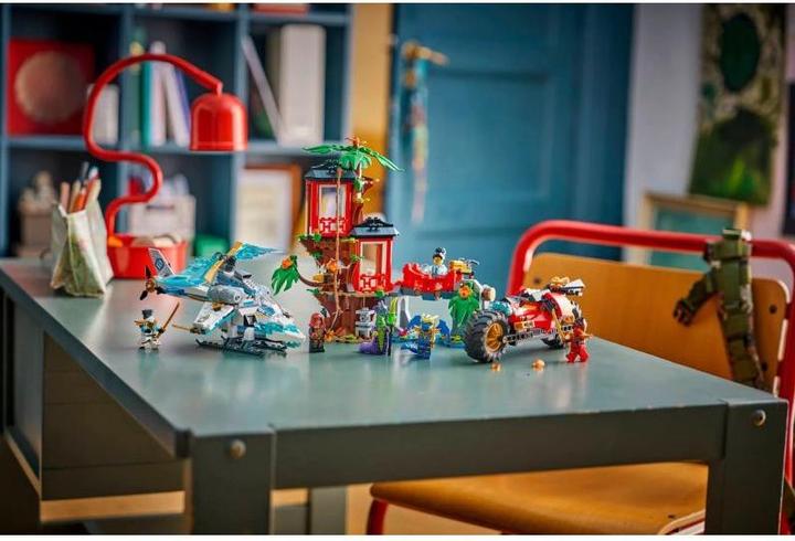 Actual product image LEGO Showdown am Baumhaus mit dem Ninja-Bike