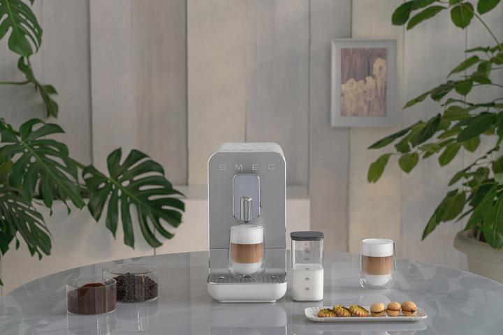 Productafbeelding Smeg BCC13WHMEU Espressomachine met melkfunctie mat wit met roestvrij staal