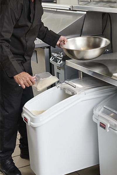 Actual product image Rubbermaid lockable box storage system white 79 L including sliding lid and spade, on castors