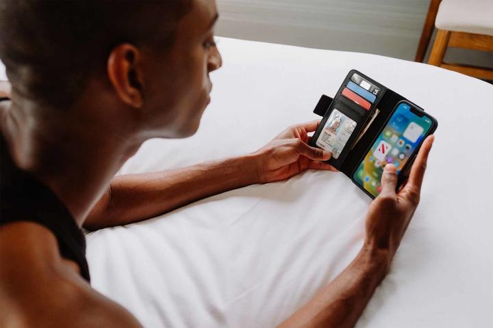 Immagine prodotto TwelveSouth Copertina di un libro Vintage nero (Apple iPhone 14 Plus)