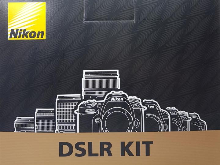 Produktbild Nikon D5600 Kit inkl. 16GB Speicherkarte und Tasche (24.20 Mpx, APS-C / DX)
