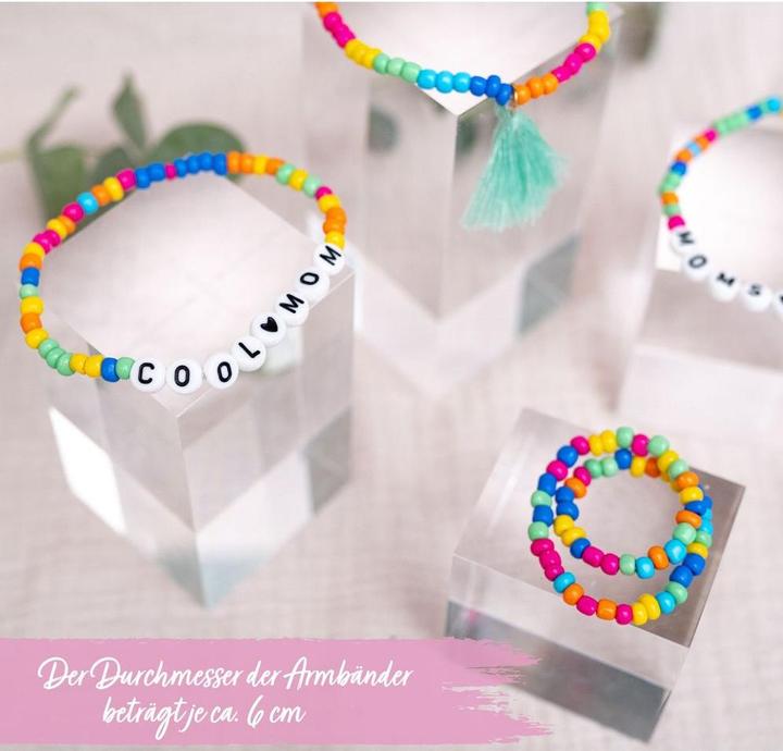 Actual product image Papierdrachen 4 Perlenarmbänder – COOL MUM und MOMS RULE (Plastic, Fabric, Rubber)