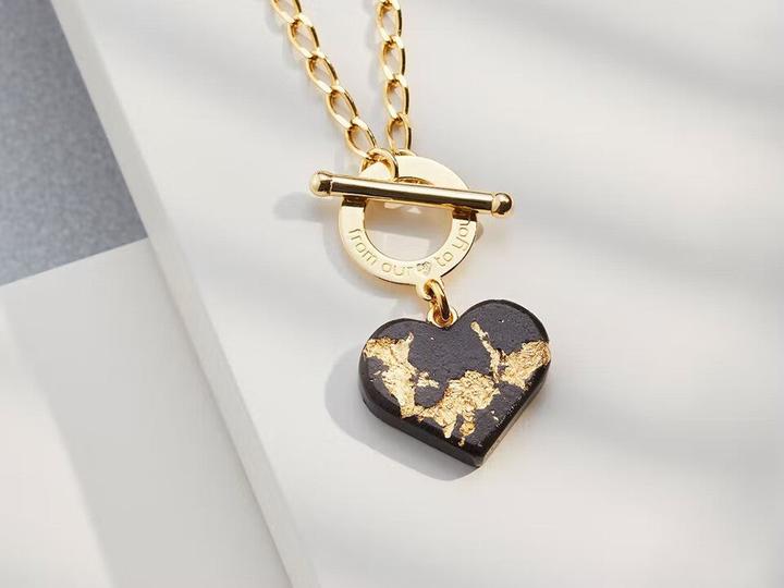 C. Jungle Halskette mit Herzanhänger JASMINA3 Handgemacht Sterling Silber mit 14 Karat Gold plattier (Recyceltes 925 Sterling Silber, Materialstärke ca. 4mm, 14 Karat Gold-plattiert, stabil & leicht, hautverträglich versiegelt (DIN 53160-1/2), Ultrahochfester-Beton (UHFB), ca. 2 x 2cm)