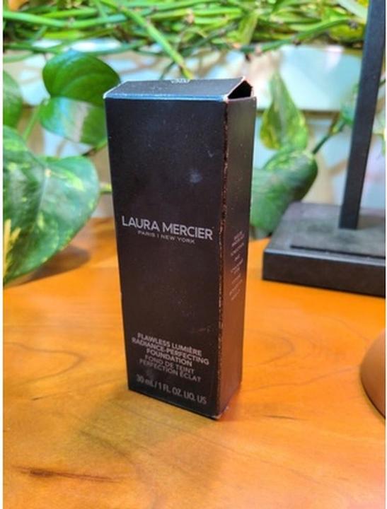 Actual product image Laura Mercier Flawless Lumiere Foundation 30ml - 4W2 Chai (Chai)