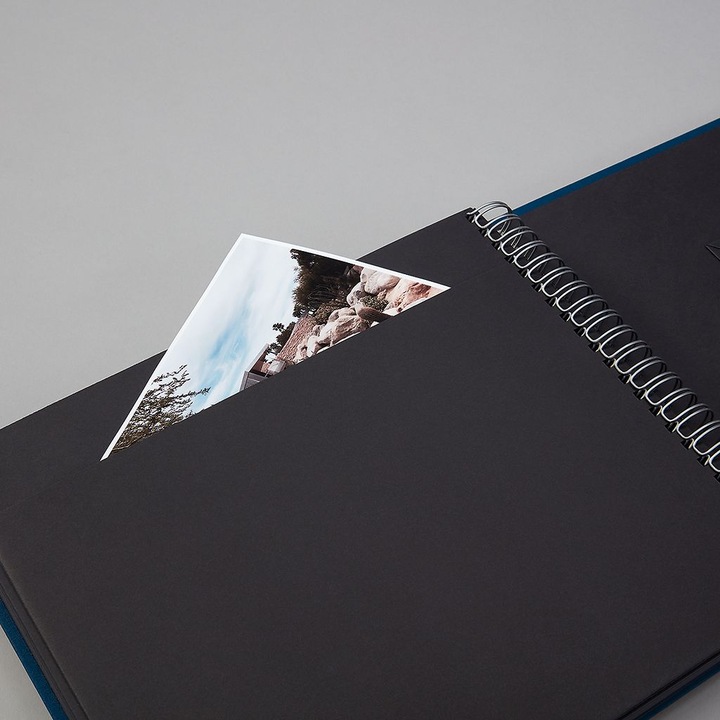 Produktbild Semikolon Fotoalbum Maxi Mucho 34.5 x 30 cm Blau, Schwarze Seiten (10 x 15 cm, 9 x 13 cm)