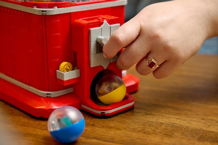 Produktbild LEGO Spielzeugautomat mit Minifiguren (21358, LEGO Ideas)
