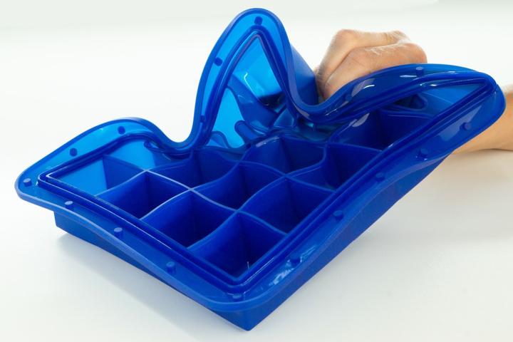 Actual product image Lurch Ice former Arctic Cube 4x4cm blue/transparent