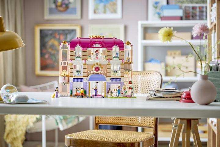 Produktbild LEGO Das Grandhotel von Heartlake City (42704, LEGO Friends)