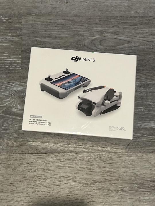 Image du produit DJI Mini 3 avec contrôleur RC et Fly More Combo (38 min, 248 g, 48 Mpx)
