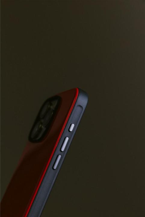 Image du produit Nomad Étui sport iPhone 15 Pro Max Night Watch Red (Apple iPhone 15 Pro Max)