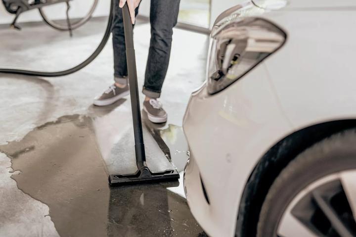 Actual product image Kärcher WD 2 Plus S V-15/4/18 (Wet dry vacuum cleaner)