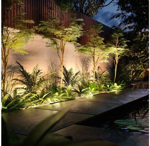Image du produit Philips Hue amaranth (1400 lm, IP65)