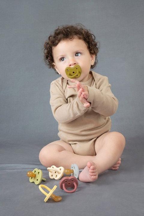 Image du produit Hevea Sucette en caoutchouc naturel, Olive, adaptée à la mâchoire (1 x, à partir de 3 M.)