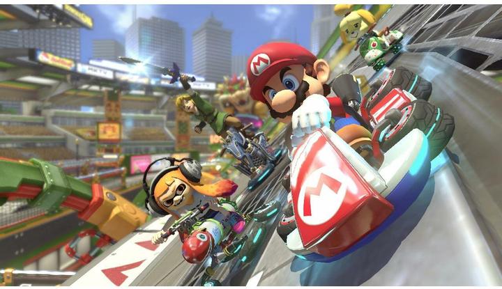 Immagine prodotto Nintendo Switch modello OLED (bianco) - Mario Kart 8 Deluxe + abbonamento a Switch Online (12 mesi)