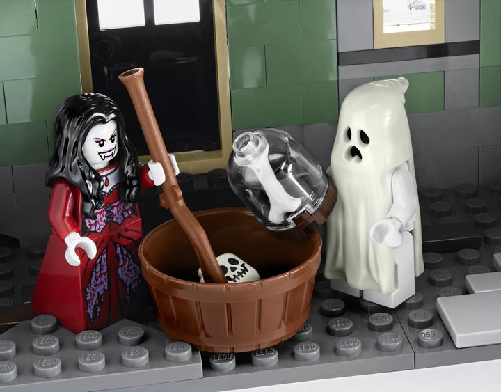 Actual product image LEGO Monster Fighters Haunted House (10228)