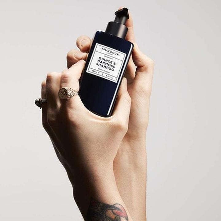 Produktbild Murdock London Quitte & Eichenmoos Shampoo Sanfte, sulfatfreie Formel mit Aloe Vera und Haferextrakt (250 ml, Flüssiges Shampoo)