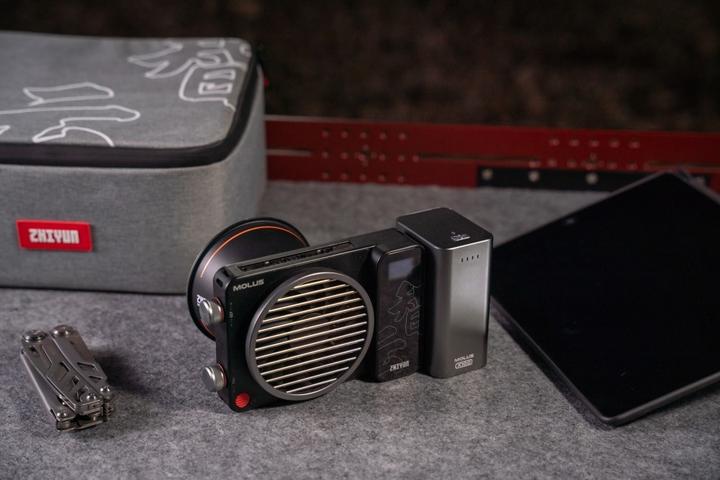 Produktbild Zhiyun Molus X100 Pro (Videoleuchte)