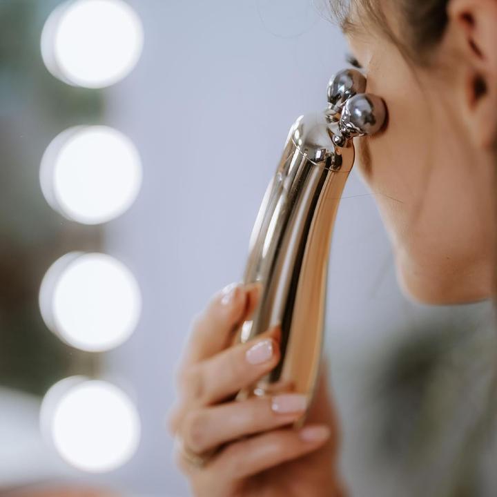 Actual product image Beautifly Aura Lifting Massager with 1.5 MHz Radiofrequency, Red Photon Light, and DMA Technology