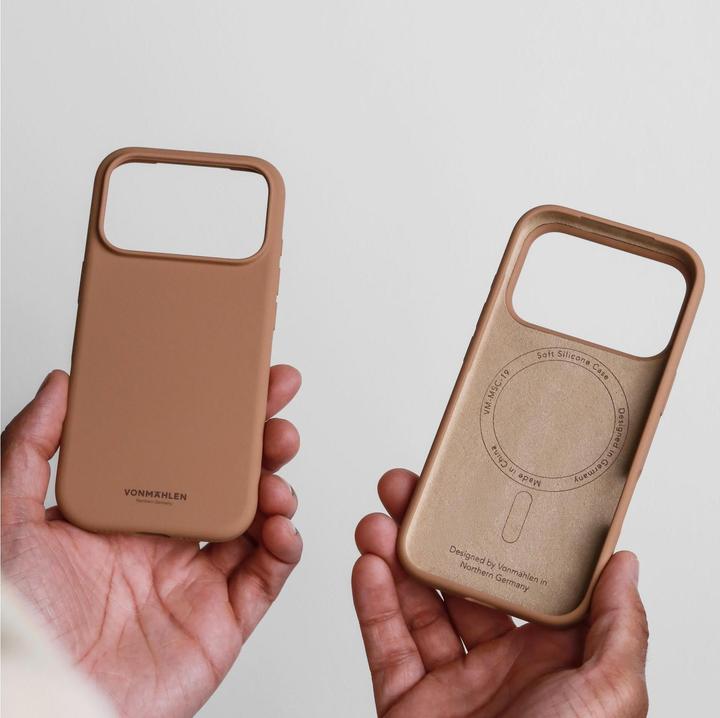 Actual product image Vonmählen Back Cover Soft Silicone iPhone 17 Pro Dark Cream (Apple iPhone 17 Pro)