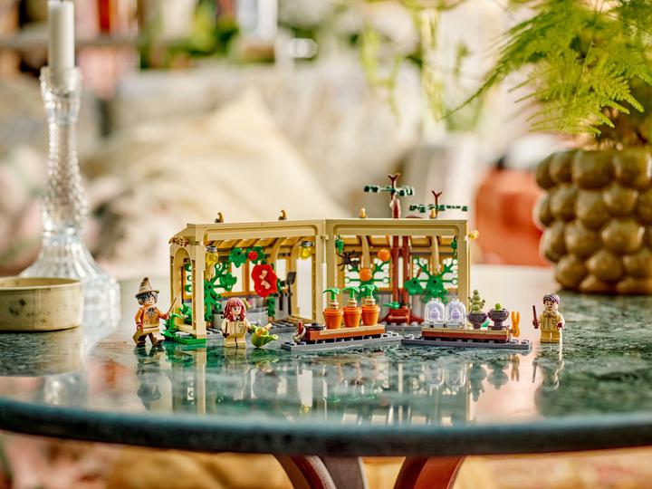Produktbild LEGO Schloss Hogwarts: Kräuterkundeunterricht (76445, LEGO Harry Potter)