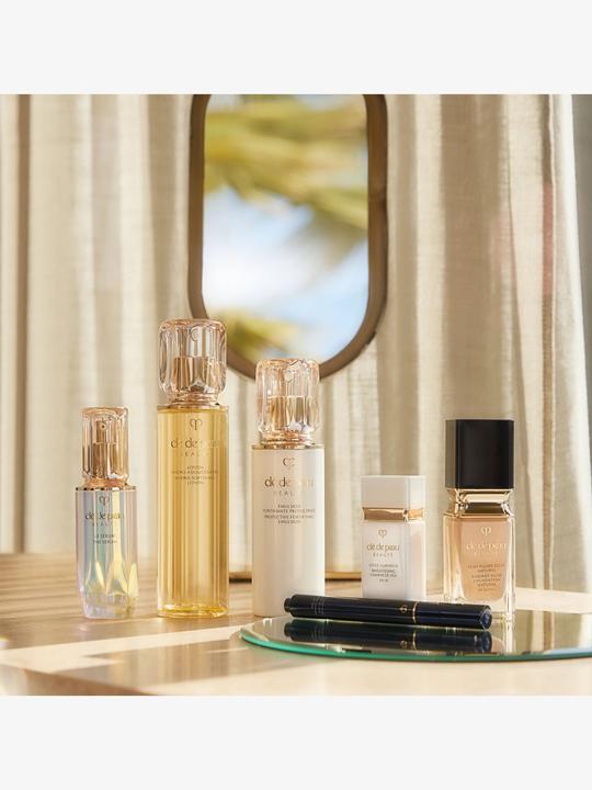 Actual product image Clé De Peau Cle De Peau Radiant Corrector For Eyes (Ivory)