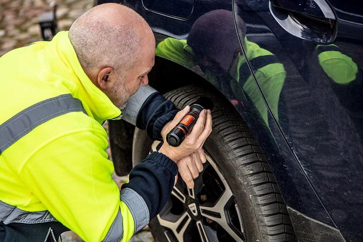 Actual product image Neo Flashlight Battery powered flashlight 6xAA 1500 lm CREE XHP50.2 LED (18.40 cm, 1500 lm)