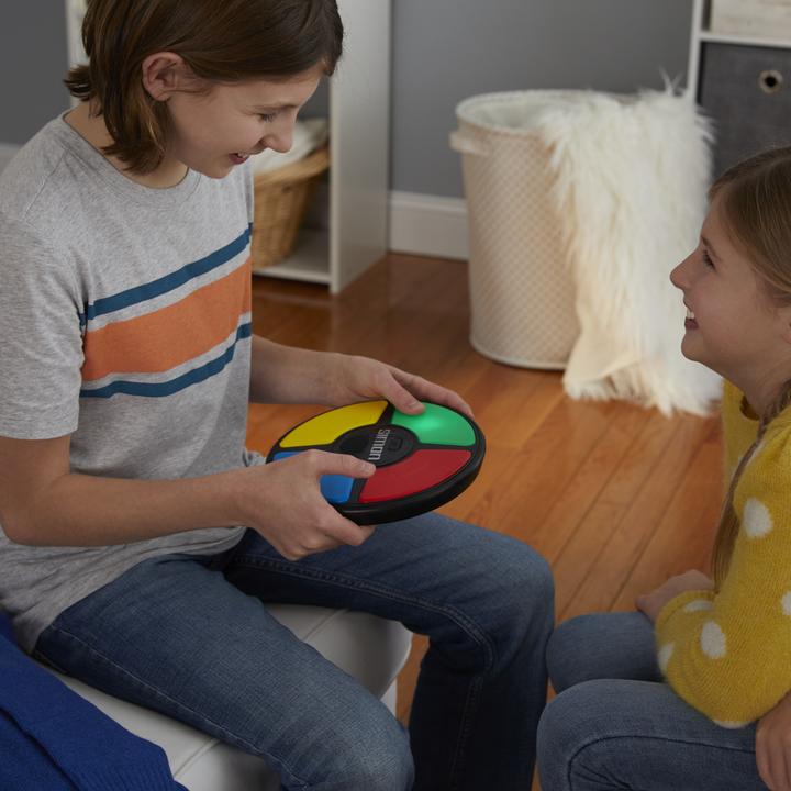 Immagine prodotto Hasbro Gaming Gioco di famiglia Simon (Ceco, Danese, Finlandese, Francese, Greco, Inglese, Italiano, Norvegese, Olandese, Polacco, Portoghese, Slovacco, Spagnolo, Svedese, Tedesco, Turco, Ungherese, 1 Giocatori)