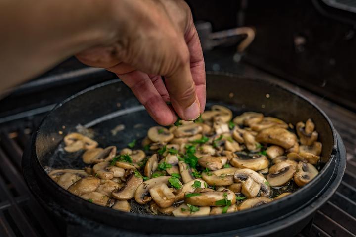Produktbild Outdoorchef Dutch Oven 04 - 3,8 Liter - inkl. Starterset mit Gusseisen-Pflege, Ringreiniger, Deckelh