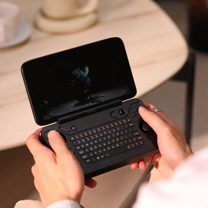 Actual product image Ayaneo Flip KB Handheld Konsole, AMD Ryzen 8840U, 16 GB LPDDR5X, 512 GB SSD – Shadow Black