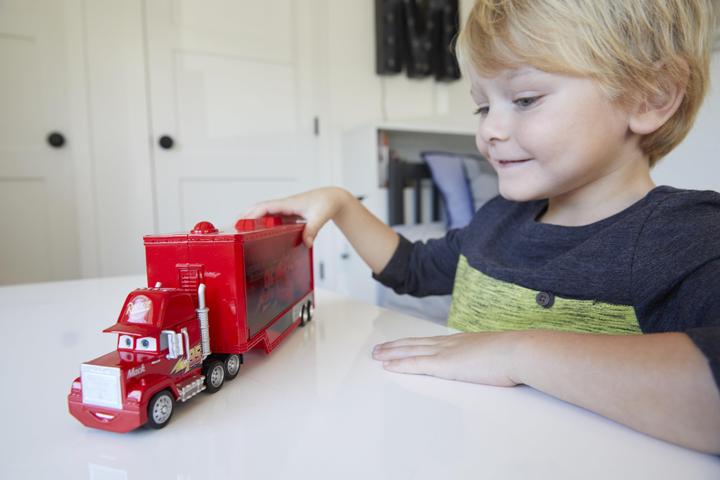 Produktbild Mattel Disney Cars Mini Mack Transporter (inkl. 1 Mini Racer Lightning McQueen)