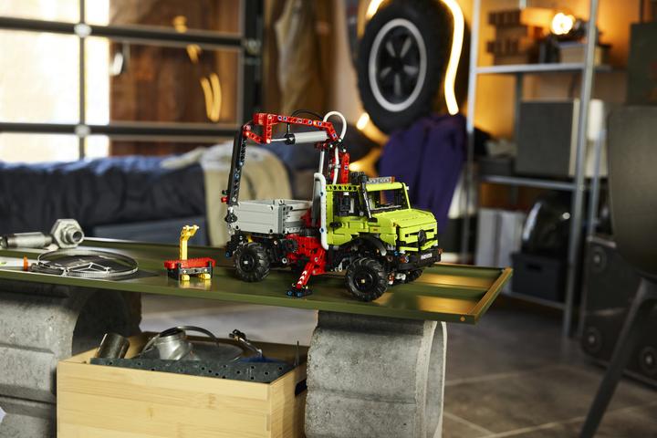 Produktbild LEGO Technic 42242 Mercedes-Benz Unimog U 5023 med kran