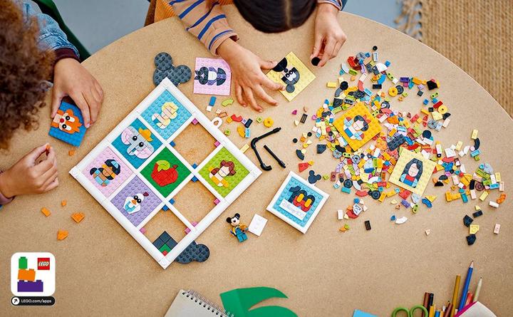 Image du produit LEGO 100 ans d'icônes de dessins animés Disney (43221, LEGO Disney)