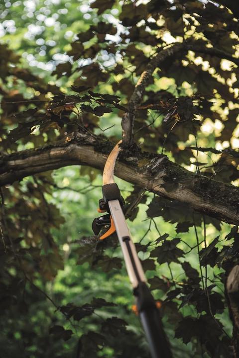 Produktbild Fiskars Teleskop-Schneidgiraffe mit Baumsäge