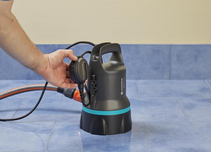 Produktbild Gardena Klarwasser-Tauchpumpe 9000 (Klarwasserpumpe, Regenfasspumpe)