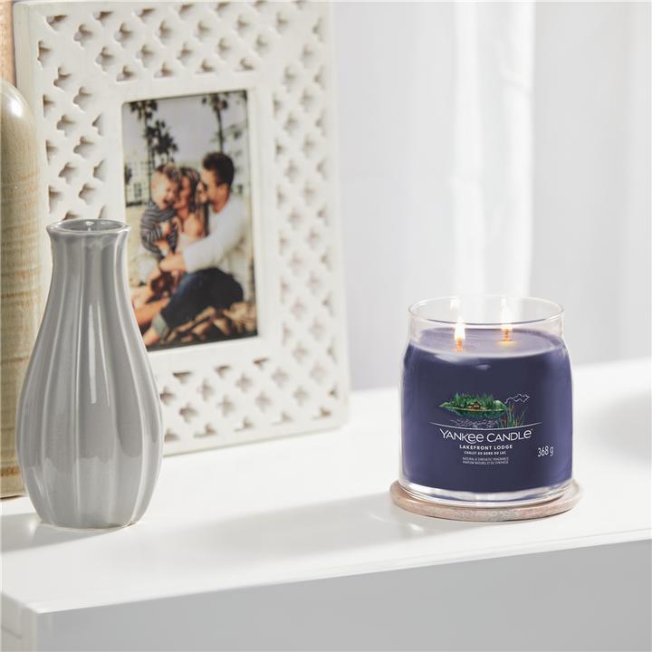 Produktbild Yankee Candle Duftkerze Lakefront Lodge Signature Medium Jar
