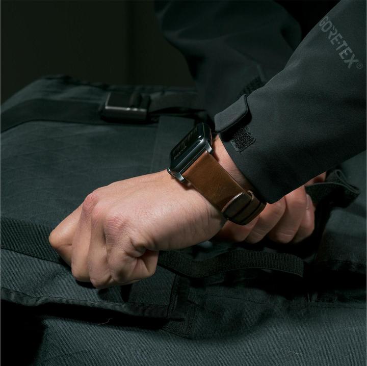 Actual product image Nomad Modern Connector Strap (44 mm, Leather, Stainless steel)