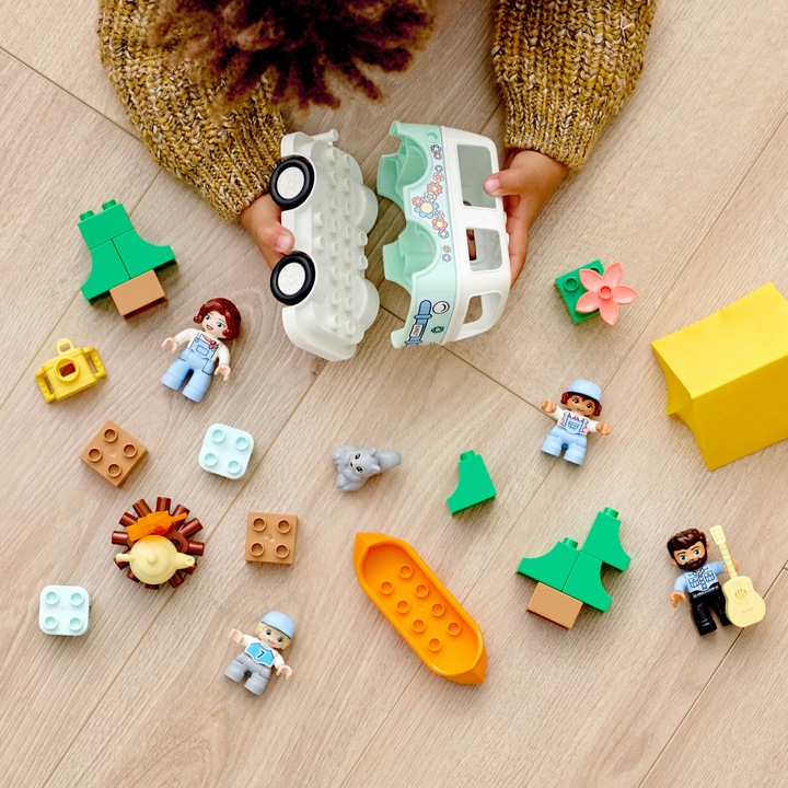 Produktbild LEGO Familienabenteuer mit Campingbus (10946)
