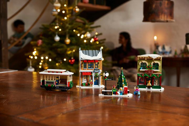 Image du produit LEGO La rue principale décorée pour Noël (10308, LEGO difficiles à trouver)