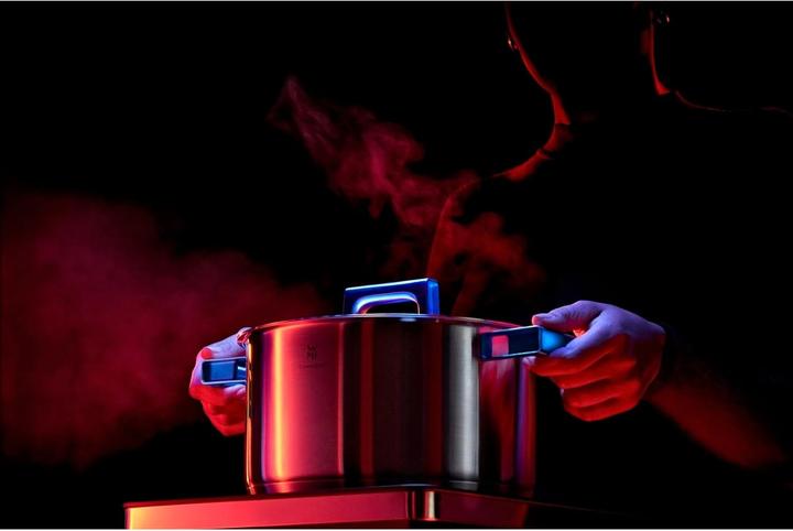 Actual product image WMF Ultimate Cool+ roasting pan with lid, 20 cm (20 cm, Casserole + Stewpot, Pot)