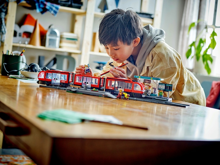 Produktbild LEGO Strassenbahn mit Haltestelle (60423, LEGO City)