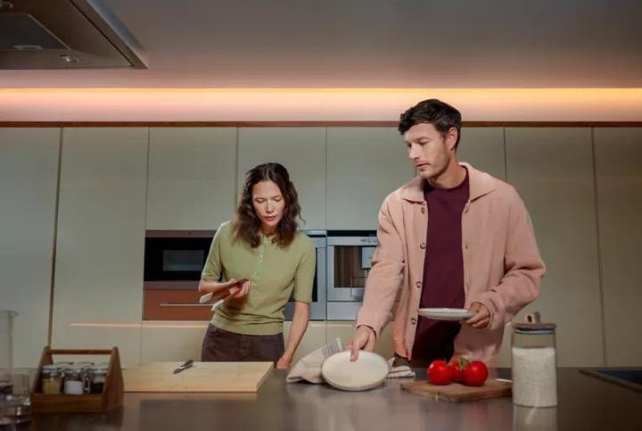 Immagine prodotto Philips Hue Flux Ultra Bright Gradient Lightstrip (Bianco, Multicolore, 500 cm, Interno)