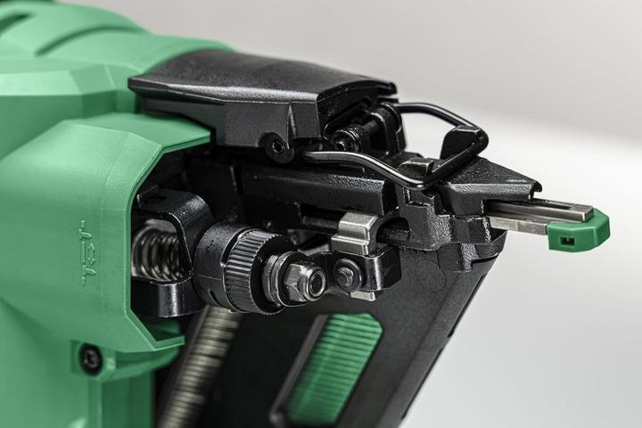 Actual product image Hikoki NT1865DAAWXZ Kabelloser Nagler 18V 15 GAUGE 2x2.0 Ah im HSC IV Koffer (Nail gun)