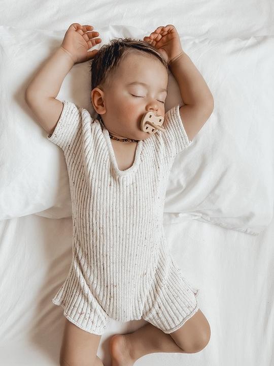 Image du produit Hevea Lot de 2 tétines en caoutchouc naturel, Milky White & Sand - adapté à la mâchoire de bébé (2 x, 3 - 36 M.)