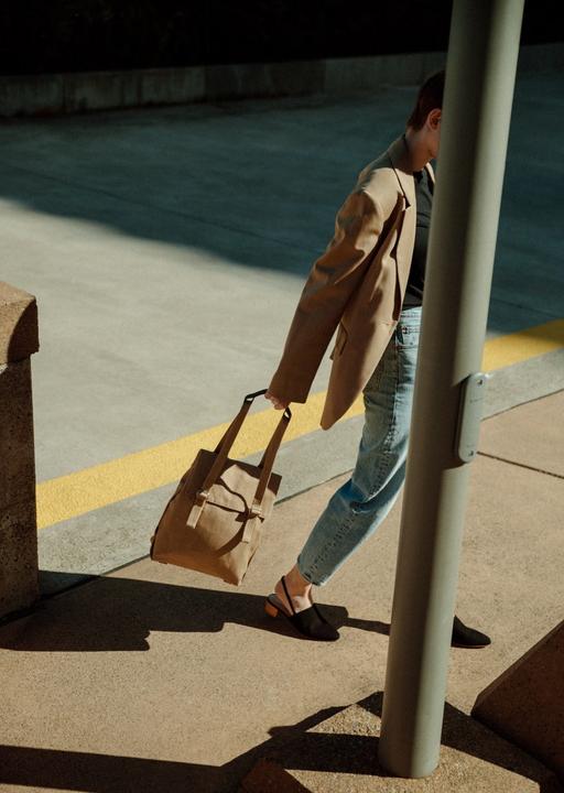Immagine prodotto Qwstion Flap Tote Small – Sand - Sand