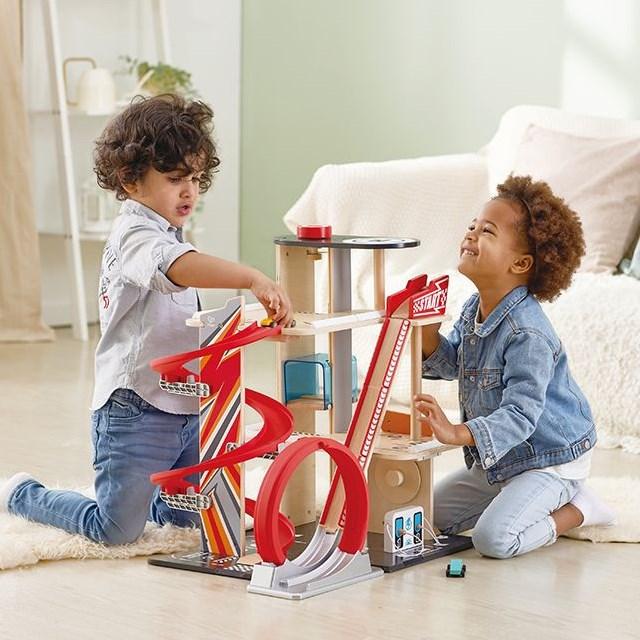 Produktbild Hape Stunt-Fahrbahn mit Ladestation