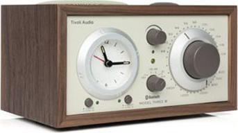 Produktbild Tivoli Audio Audio - Model 3 BT w/ USB - Wekkerradio met Bluetooth - Walnoot/Beige (FM, AM, Bluetooth)