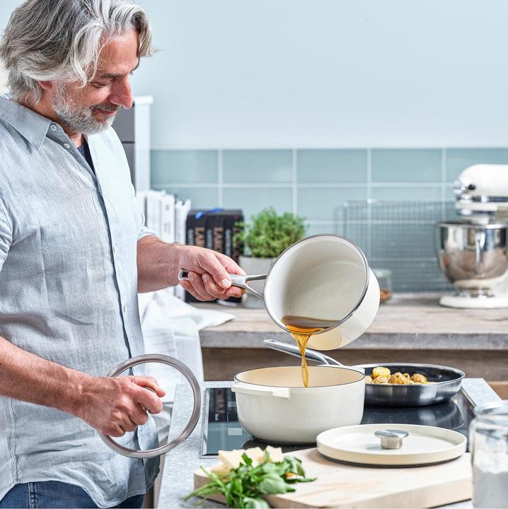 Produktbild KitchenAid braadpan 22cm - gemailleerd gietijzer - amandel wit - rond (26 cm, Bräter + Schmortopf, Gusseisen)