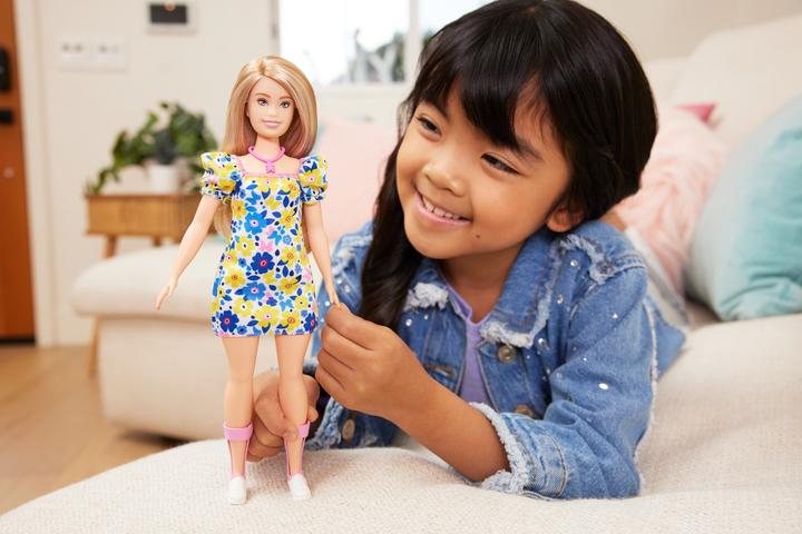 Image du produit Barbie Poupée trisomique Fashionistas en robe à fleurs