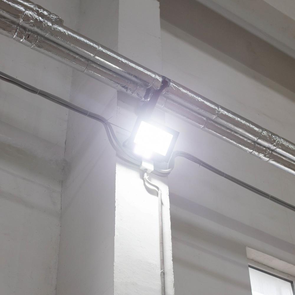 Thumbnail - Luxula, Fassadenbeleuchtung, LED-Fluter, EEK: E, 200W, 26000lm, 4000K, IP65, grau (26000 lm, IP65)